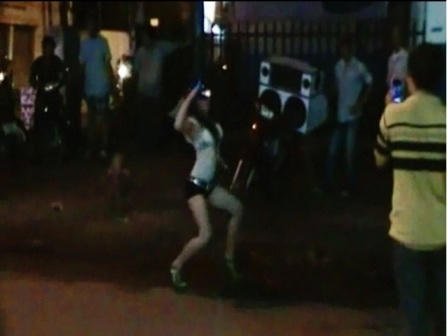 “Chân dài” nhảy khiêu dâm giữa phố để bán “kẹo”?